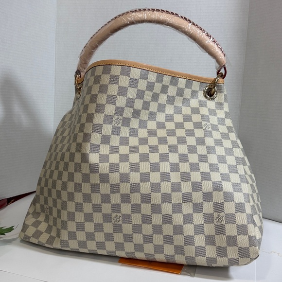 Unknown Handbags - Elegant Shoulder Bag in Beige/Gray